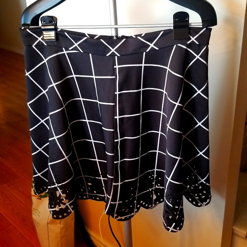 10/$10 Shein Window Pane Check Skirt XL